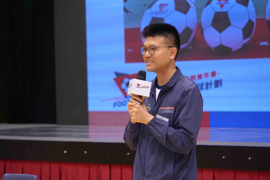 附圖三:YMCA 專職醫療護理部主管、註冊物理治療師羅培楷解釋,健步足球包含健行、前後左右蹲、單腳企及轉向等動作,對心肺耐力、下肢肌力及平衡力均有正面的幫助。