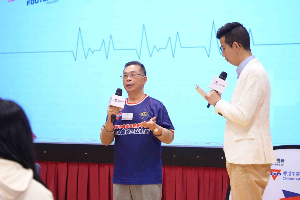 附圖四:丘先生曾經「通波仔」,及後一直不敢做任何運動。直至參加本計劃接觸到健步足球,讓他終於可以重拾他所熱愛的足球運動,更結識到一班志同道合的好友。