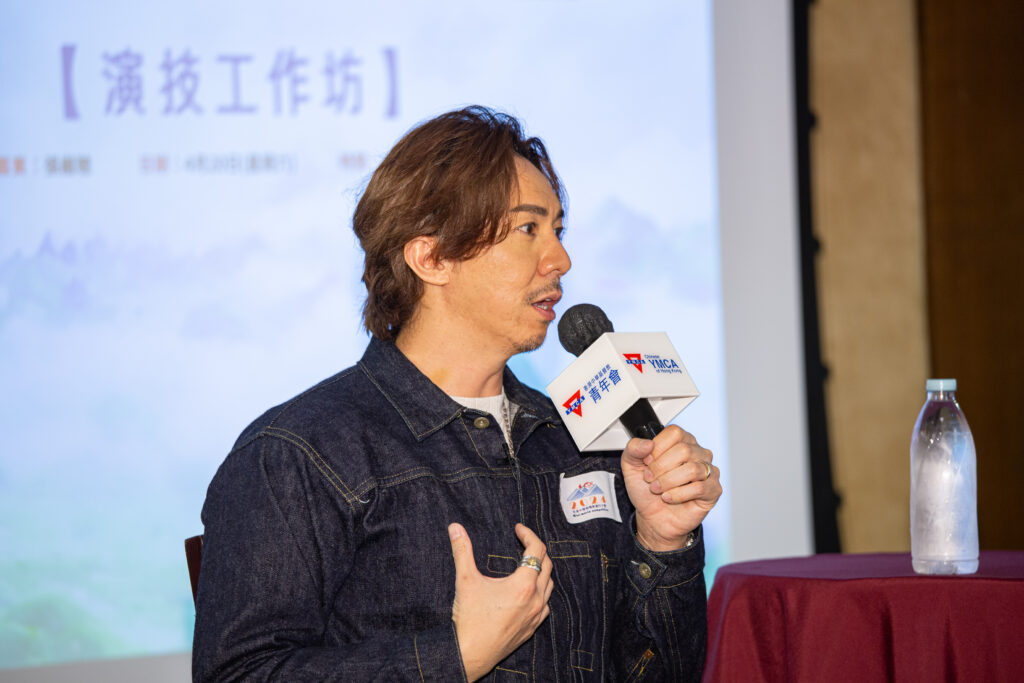 張繼聰跟同學們分享自己多年的演藝經驗，指出要演繹好角色，最重要是多做資料搜集，瞭解角色的背景及掌握劇中人物性格
