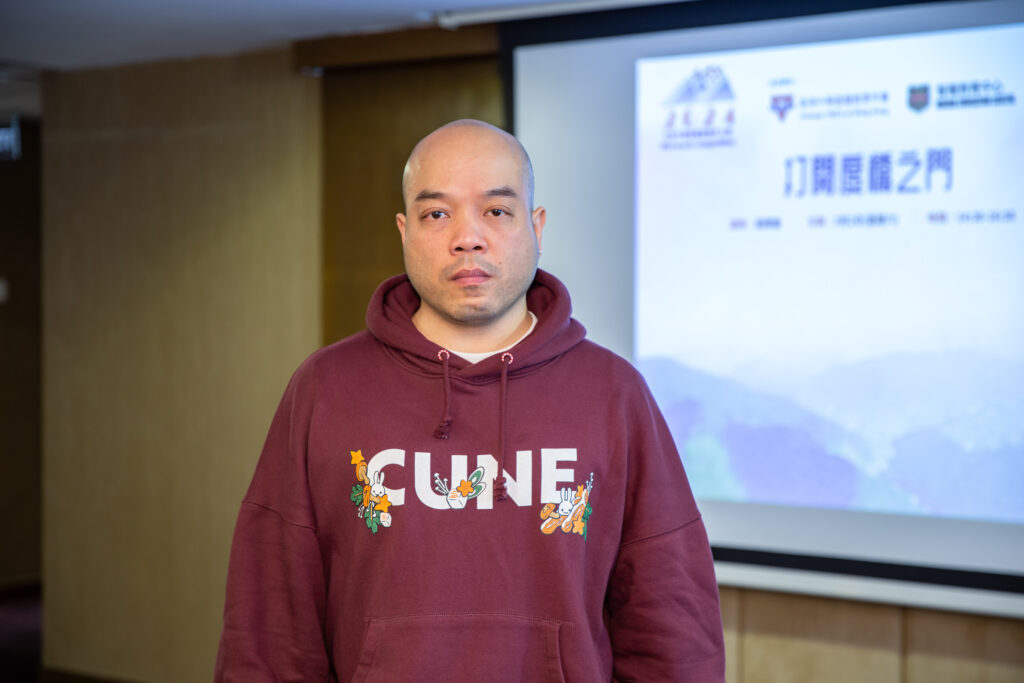 吳煒倫向「打開度橋之門工作坊」的同學們分享作為導演及編劇的心得。
