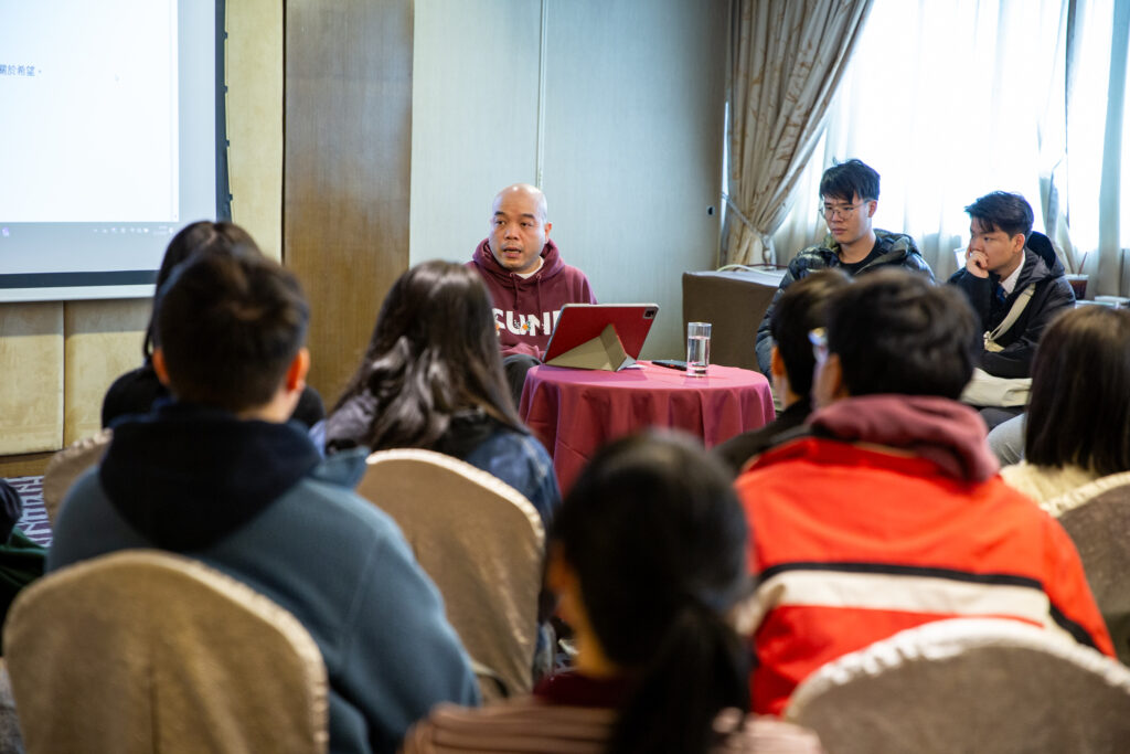吳煒倫與「打開度橋之門工作坊」的同學們互相交流。