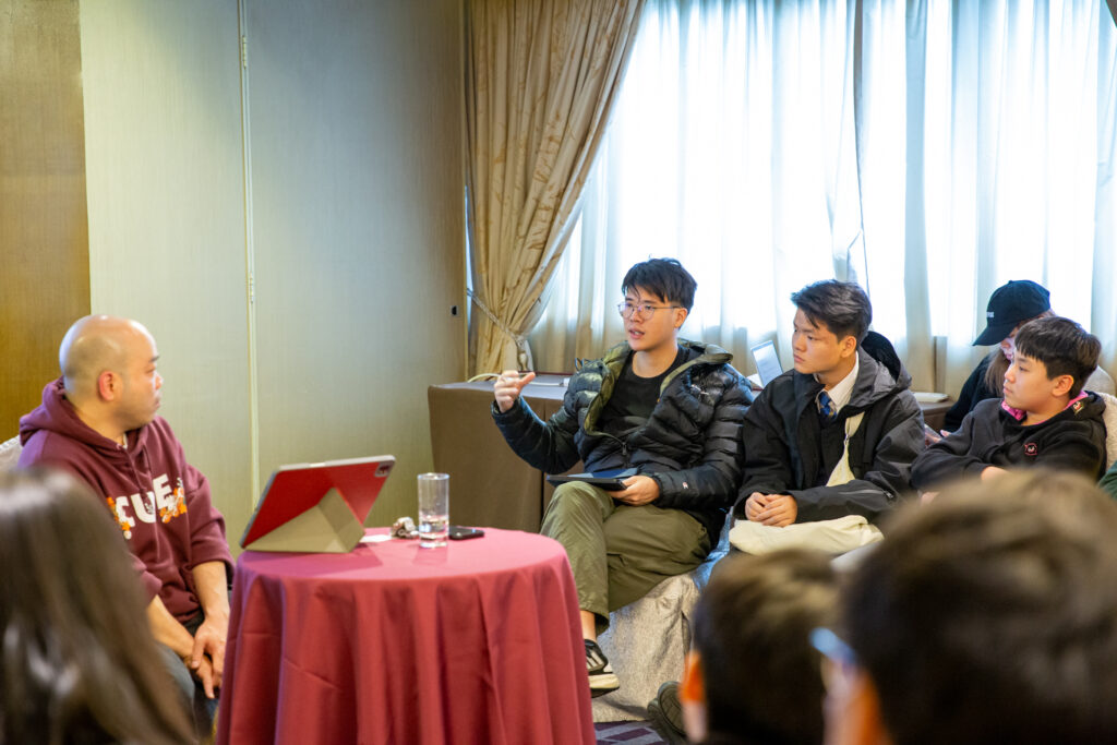 吳煒倫與「打開度橋之門工作坊」的同學們互相交流。