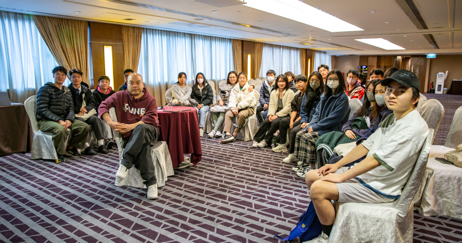吳煒倫向「打開度橋之門工作坊」的同學們分享作為導演及編劇的心得。