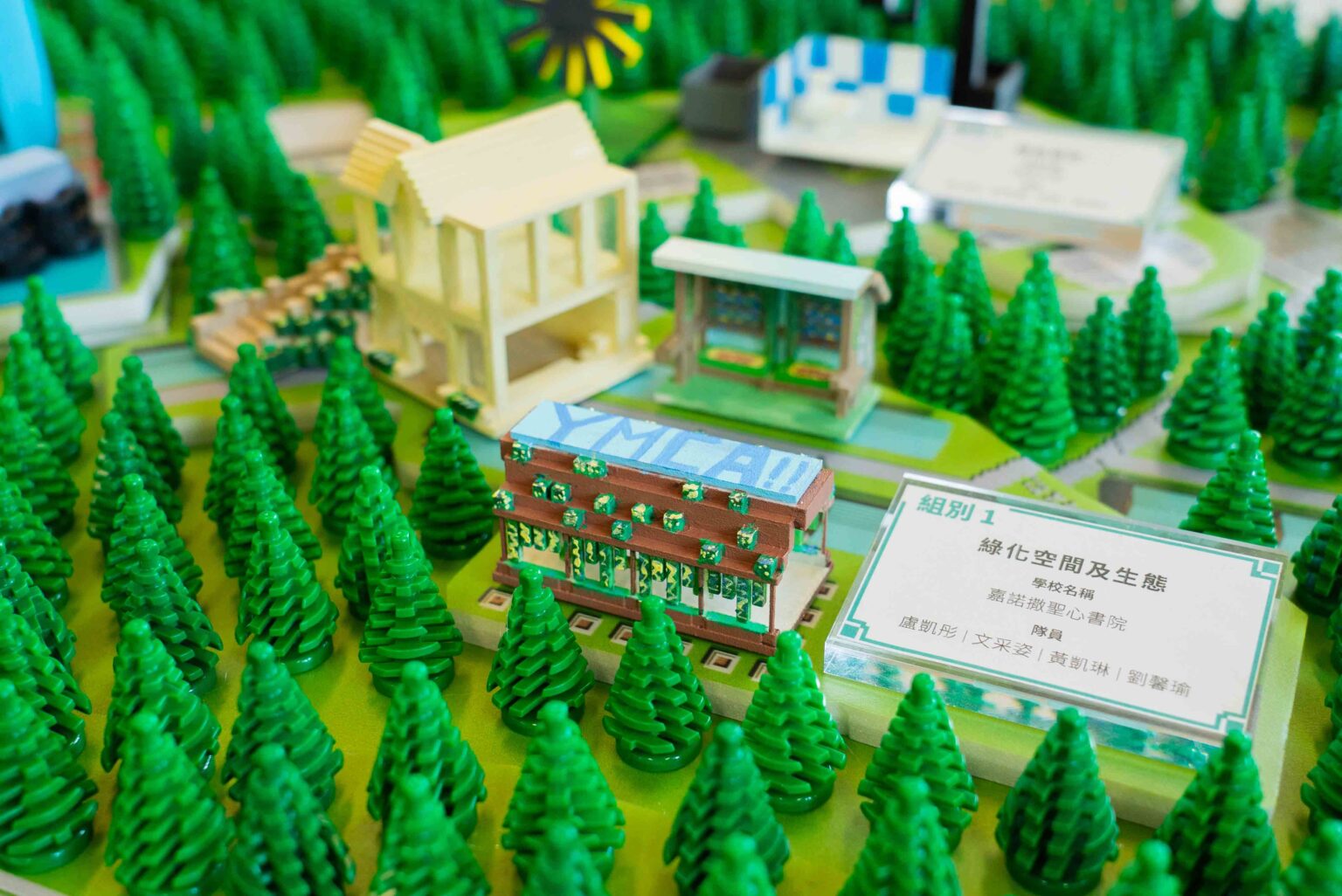 附圖六:獲頒最佳表現獎及最可持續發展獎的嘉諾撒聖心書院參賽隊伍,提出將本來用作栽種植物的「格子田」改造為溫室、蝴蝶園及噴泉,以及設置遊憩空間、瞭望台、迷你博物館、咖啡室及小食亭、攤位區域等,並建議善用廢棄木材建設、環保發電等,將環境、社會、經濟環環相扣,獲評審形容為具潛力發展成環保綠色教育中心