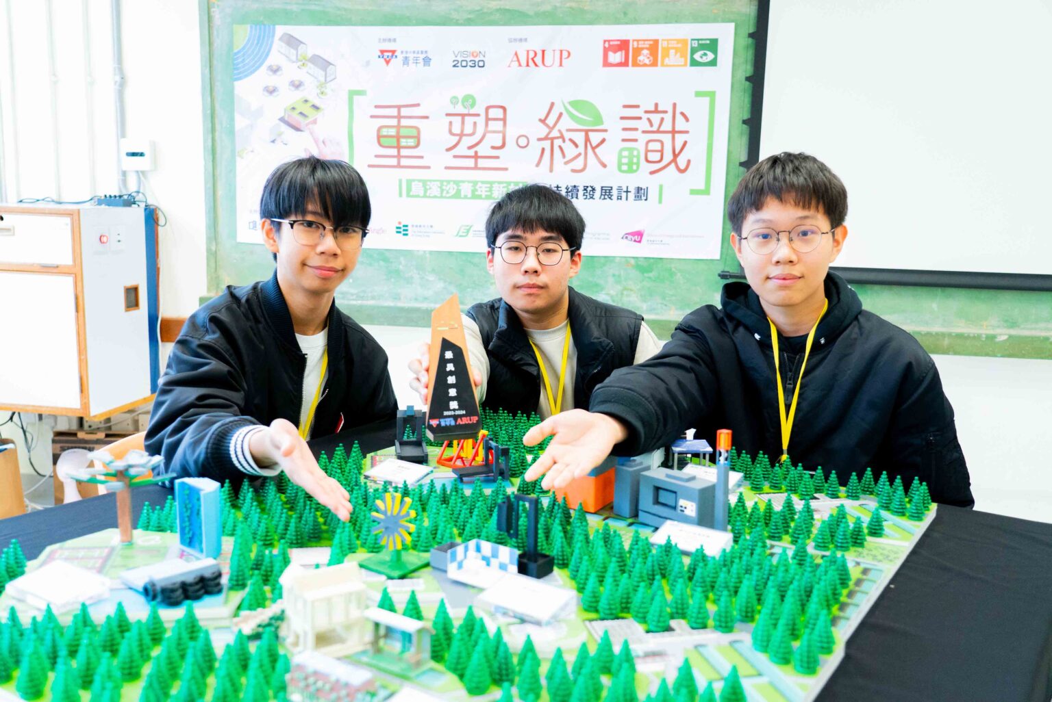附圖九:福建中學(小西灣)參賽隊伍提出設置太陽能花型、可360°旋轉的大型太陽能板,以及太陽能捕蚊燈,其創意備受評審欣賞。