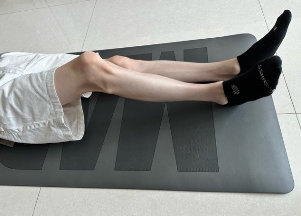 動作一:仰臥,腳掌貼著地面向上移