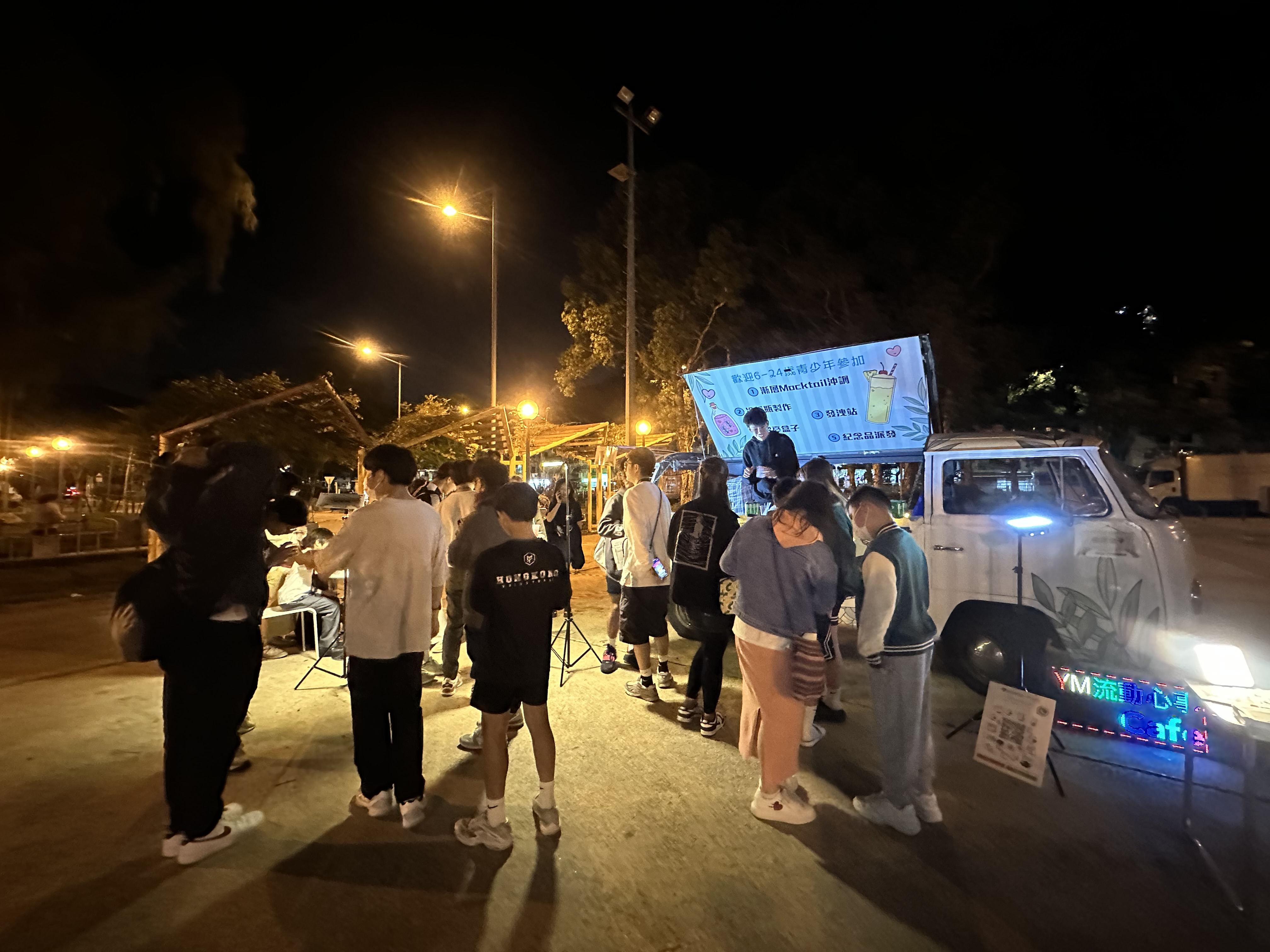 葵青荃外展及沙田外展以流動車打造成「流動心事CAFE」,主動接觸區內過千名兒童及青少年,提供初步精神健康評估、漸層MOCKTAIL飲料、冷靜瓶製作、發洩區等社區活動,讓青少年抒發情緒及紓緩壓力,更向社區人士宣傳服務及介紹求助途徑。