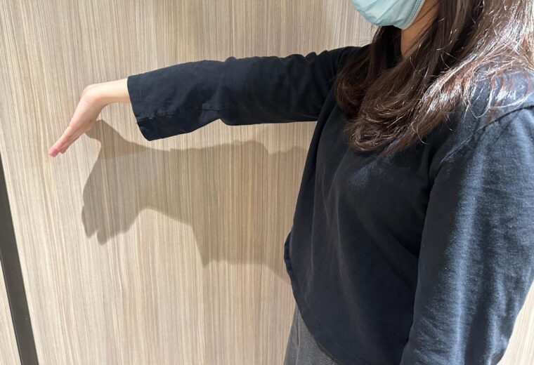 將受影響的手臂伸展到身體前方,手肘伸直,手掌朝上。 Extend your affected arm in front of you with elbow straight, palm facing up.