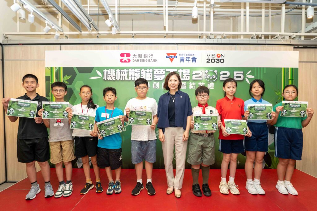 大新銀行代表頒發獎狀予多位優秀學員,以茲嘉許。
