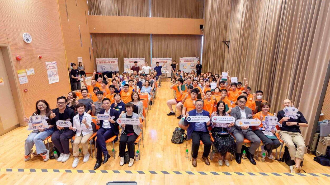 由香港賽馬會慈善信托基金策動及捐助、青年會專業書院(YMCACOC)主辦之「賽馬會鼓掌－創新教育歷程：耀眼之星」應用學習調適課程計劃成果盛典——首屆「商場機械人服務大使」課程頒獎儀式暨同樂日，於2025年7月26日假旺角香港遊樂場協會優才發展及交流中心圓滿舉行。