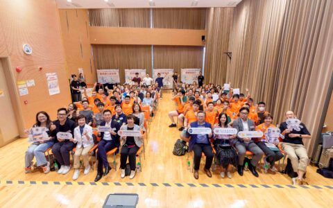 由香港賽馬會慈善信托基金策動及捐助、青年會專業書院(YMCACOC)主辦之「賽馬會鼓掌-創新教育歷程:耀眼之星」應用學習調適課程計劃成果盛典——首屆「商場機械人服務大使」課程頒獎儀式暨同樂日,於2025年7月26日假旺角香港遊樂場協會優才發展及交流中心圓滿舉行。
