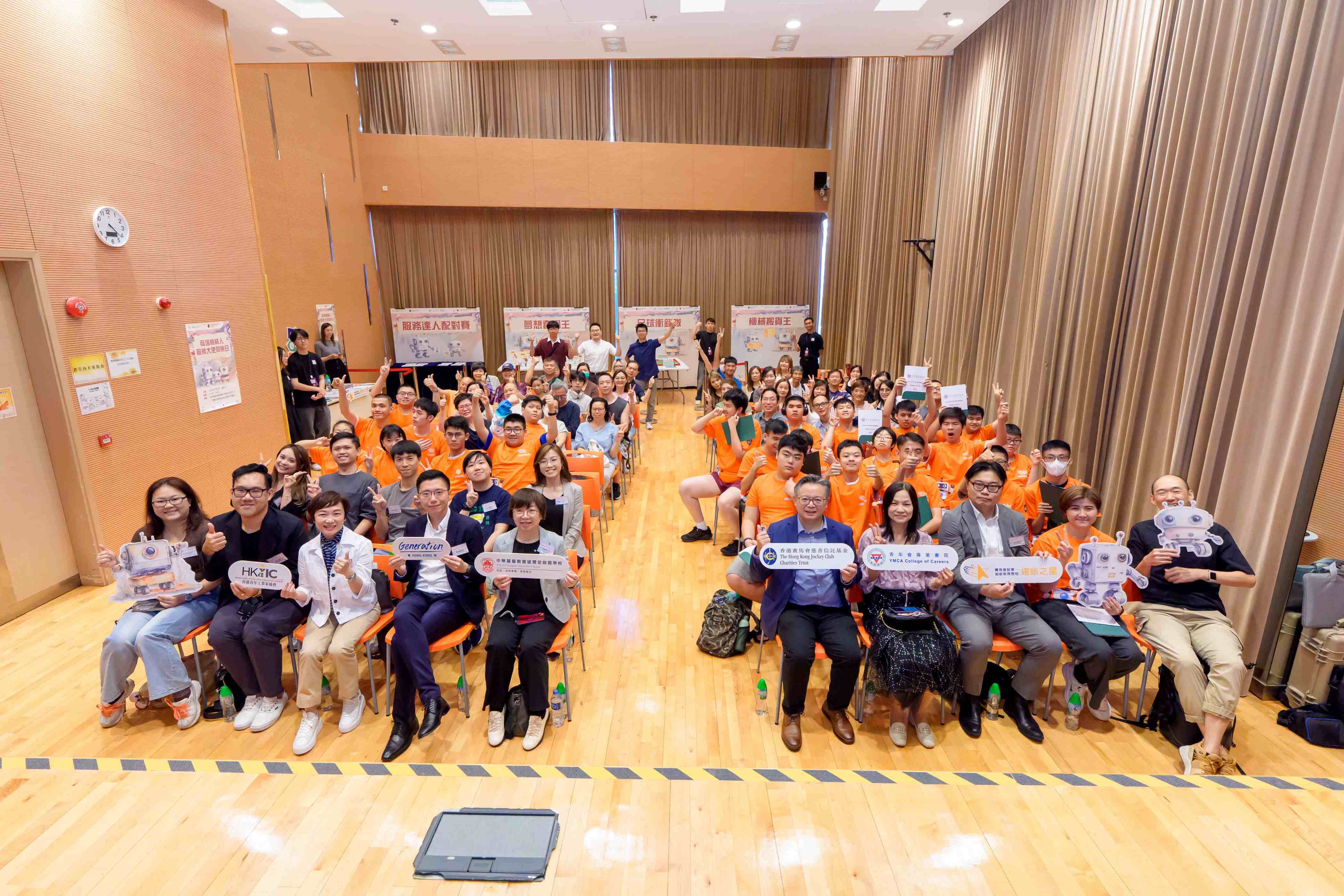 由香港賽馬會慈善信托基金策動及捐助、青年會專業書院(YMCACOC)主辦之「賽馬會鼓掌-創新教育歷程:耀眼之星」應用學習調適課程計劃成果盛典——首屆「商場機械人服務大使」課程頒獎儀式暨同樂日,於2025年7月26日假旺角香港遊樂場協會優才發展及交流中心圓滿舉行。