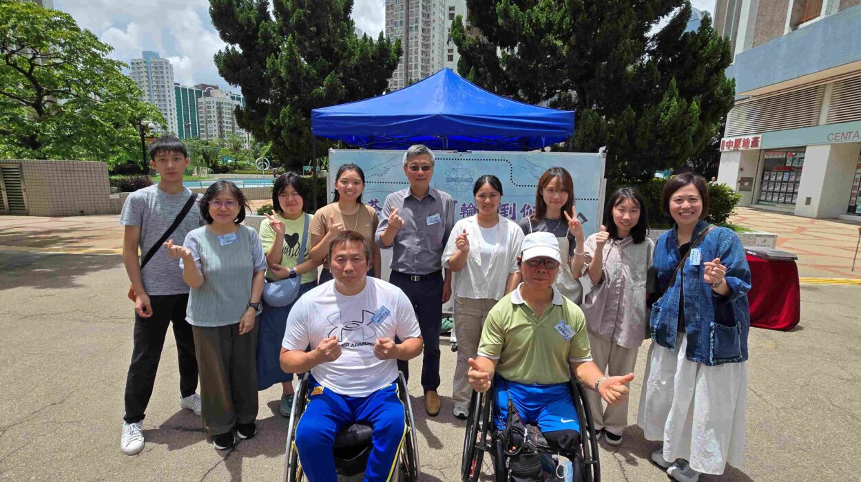 附圖一：於《荃體共融 「輪」到你講》成果展覽上，義工小隊與肢體傷殘人士分享嘉賓合照留念。