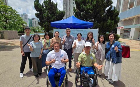 附圖一:於《荃體共融 「輪」到你講》成果展覽上,義工小隊與肢體傷殘人士分享嘉賓合照留念。