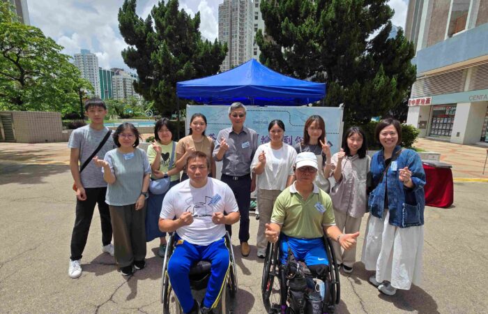 附圖一：於《荃體共融 「輪」到你講》成果展覽上，義工小隊與肢體傷殘人士分享嘉賓合照留念。