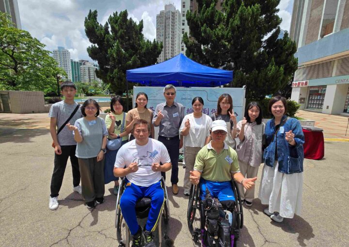 附圖一:於《荃體共融 「輪」到你講》成果展覽上,義工小隊與肢體傷殘人士分享嘉賓合照留念。