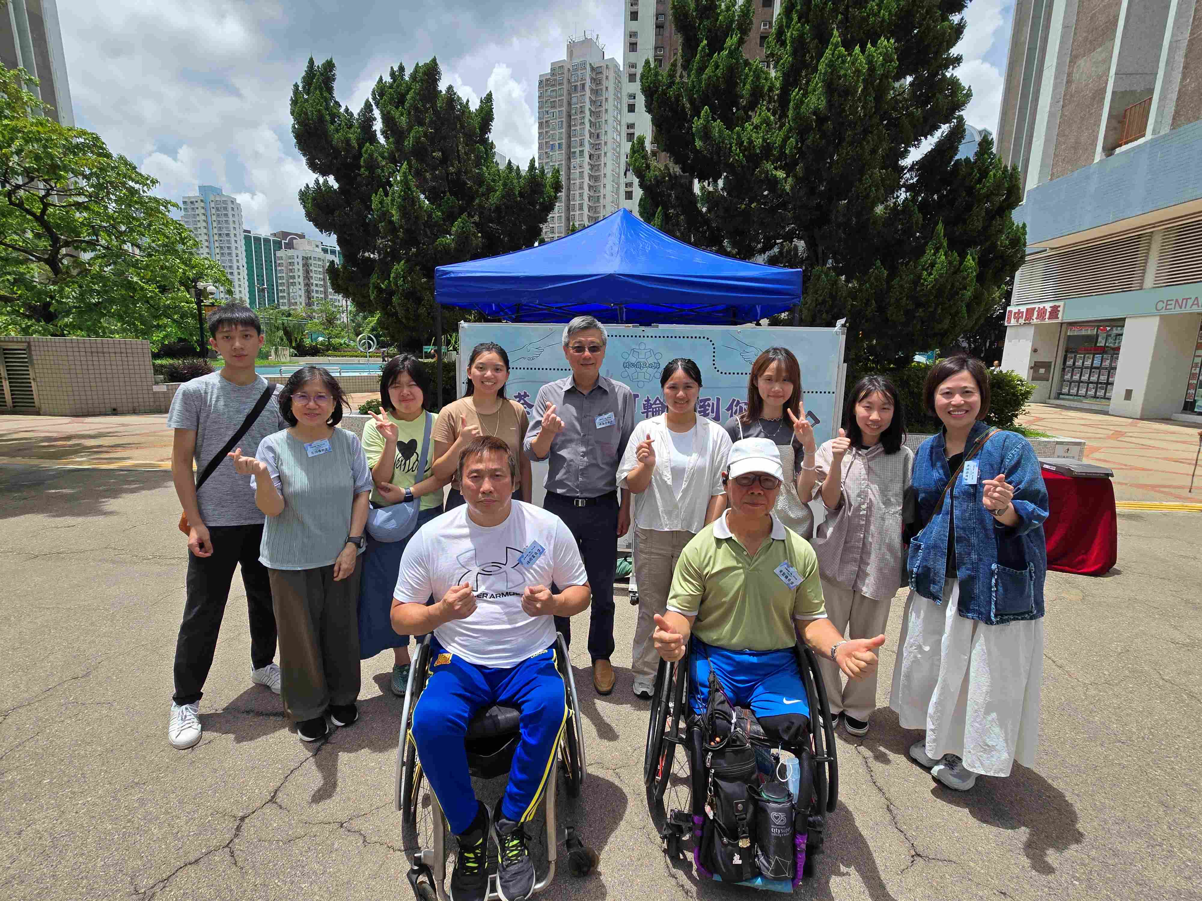 附圖一：於《荃體共融 「輪」到你講》成果展覽上，義工小隊與肢體傷殘人士分享嘉賓合照留念。