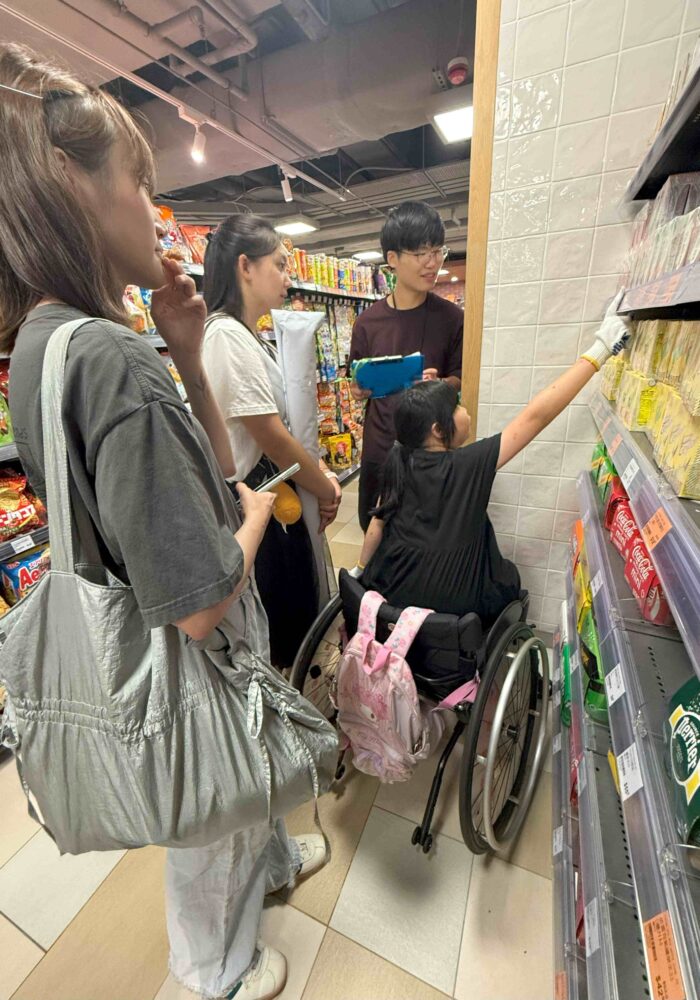 附圖四:社區考察日(商場篇)——參加者體驗到輪椅人士坐輪椅購物的不便。