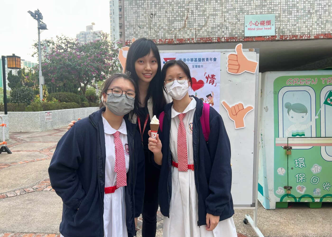荃灣會所助理主任幹事吳彩花(中)