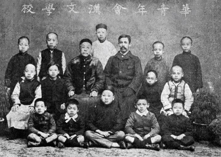 1908年 創辦「漢文學校」（青年會中學前身），成為全港最早服務普羅市民的漢文學校之一，推動平民教育發展。