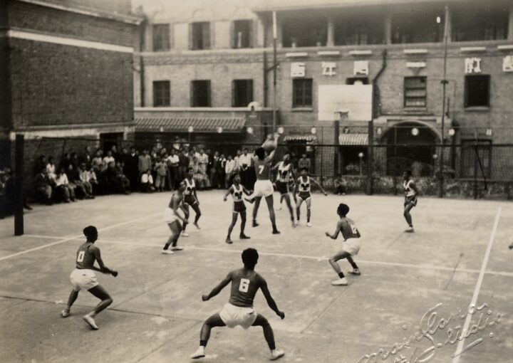 1913年 組織本會首支排球隊，成為本港最早的華人排球隊之一，積極推廣由美國青年會發明的排球運動。