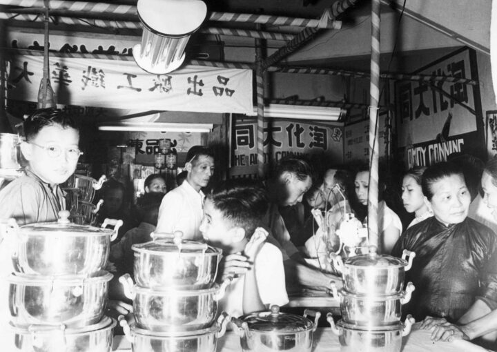 1948年 中央會所一連七天舉辦香港工商出品展覽會，吸引逾七萬人次參觀，創下會所歷史新紀錄。