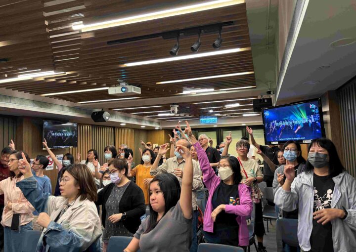 2022年 基督教事工學院推出全港首個設有手語教學的神學課程——「聾人生命成長證書課程」，推廣神學教育。