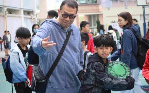 操場嬉戲間，光影記錄着親子的快樂。