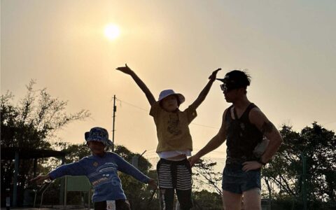 孩子開心時散發的光可照亮父母老去時的回憶