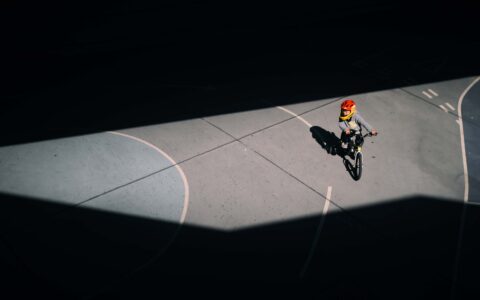 假日陪伴兒子踩單車，穿梭光影迎來溫暖幸福