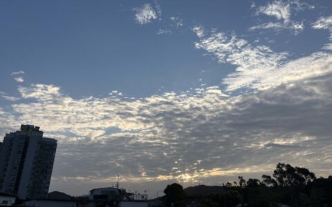 光破雲而來，影靜默相伴