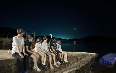 一眾同伴在側，使這夜色變暖