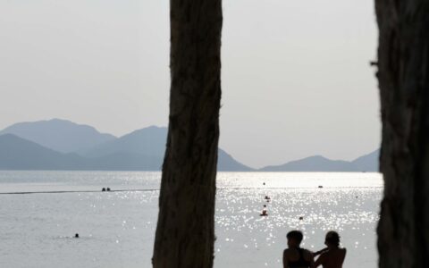 幸福就是跟朋友到海邊，靜靜感受陽光與海風。