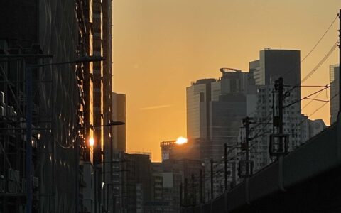 夕陽餘暉裡，歸家的路滿是溫柔和暖意。