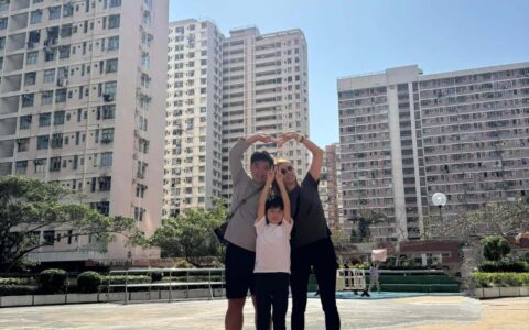 爸爸媽媽同細佬喺公園擺心心，家姐做了攝影大師！